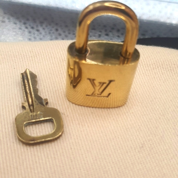 LOUIS VUITTON LOCK/KEY🔐 #314 W/ New Fashion Bag charm -EUC- - Picture 3 of 8